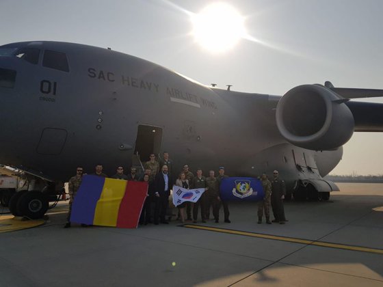 45 de tone de echipamente medicale pentru România. Aduse din Coreea de Sud, cu o aeronavă NATO